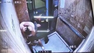 Officer walks in on assault, takes down thug