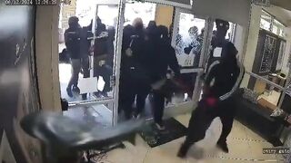 Massive smash and grab takes over entire store