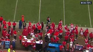 Travis Kelce slams helmet during loss to Raiders